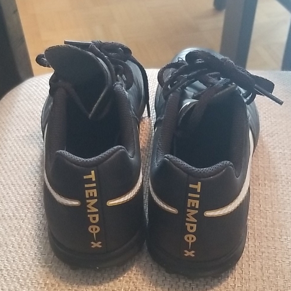 Nike soccer shoes for kids - Picture 3 of 6